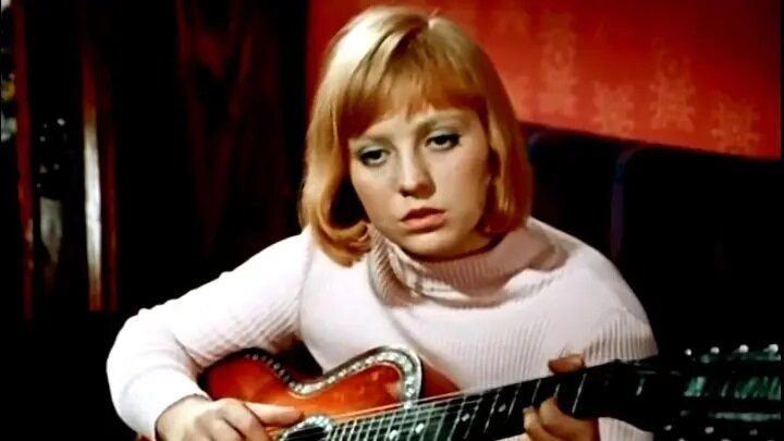 «Мы выбираем, нас выбирают» поёт Светлана Крючкова к/ф «Большая перемена»