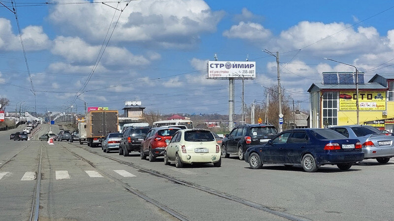     Пробка перед Коммунальным мостом в Бийске. Анна Зайкова.