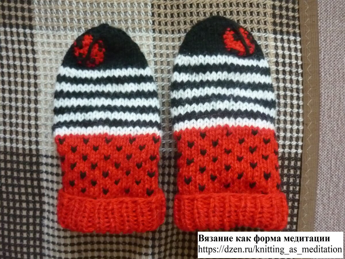 Вязаные спицами детские носочки с божьмими коровками