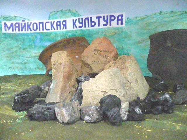 Не совсем понятно, но видимо, это обломки подставок. Так в музее Белореченска представили очаг майкопцев