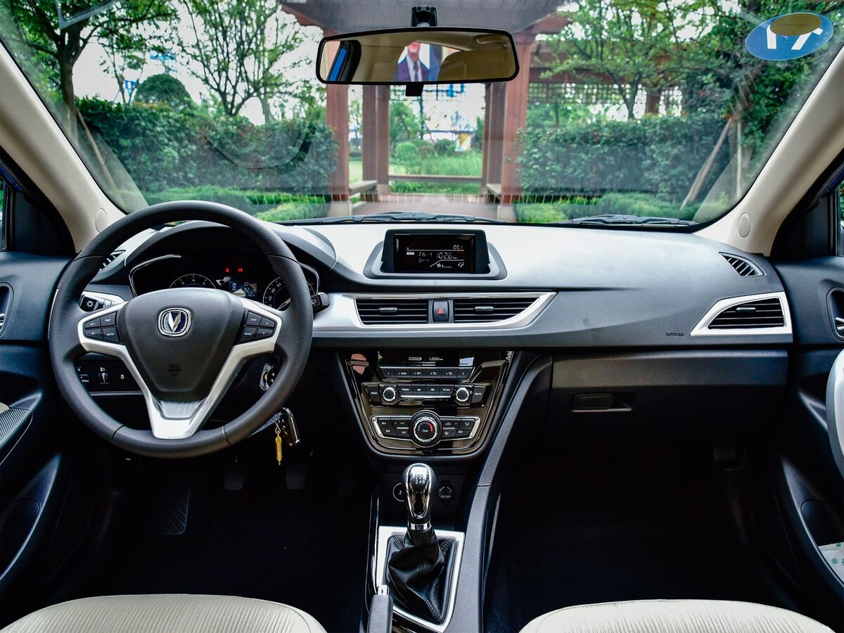 Передняя часть салона Changan Alsvin