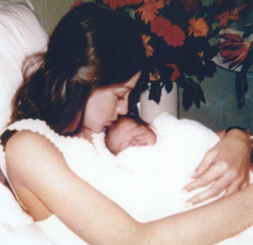    Новорожденный Энрике с мамойсоцсети Энрике Иглесиаса