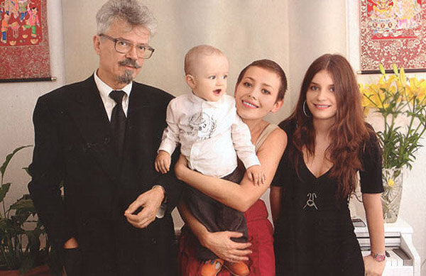 Пятая и последняя жена писателя Эдуарда Лимонова. Как живёт Екатерина Волкова и как выглядят их дети?