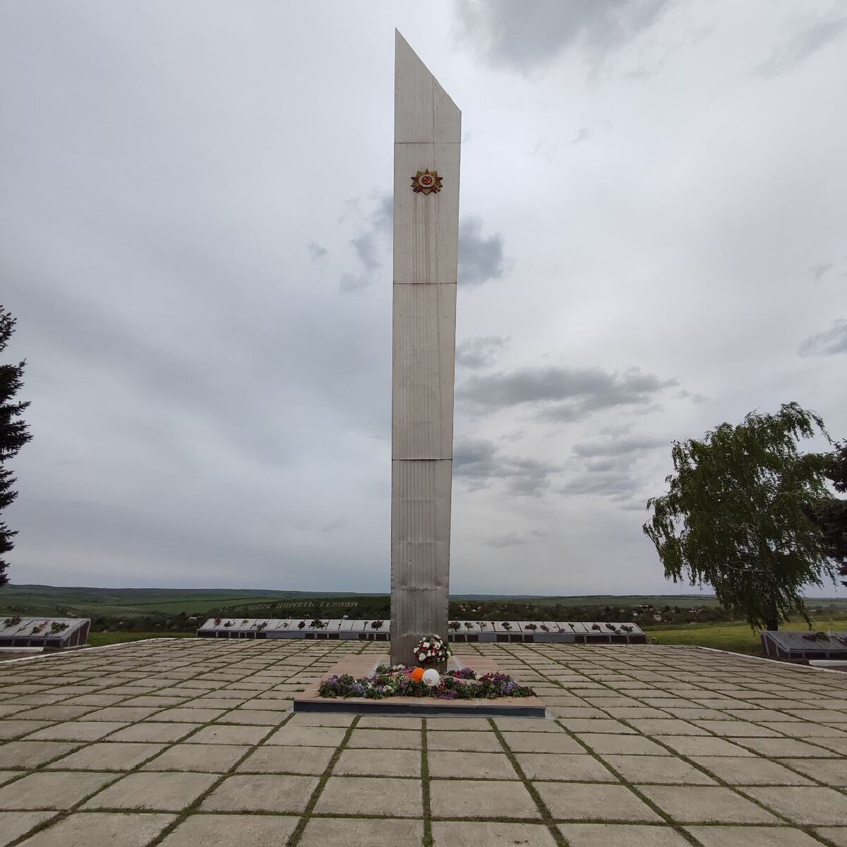 Обелиск хранящий на себе следы уже новой войны.