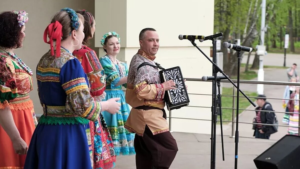 Тульские фестивали. Фестиваль Тульский сувенир. Коллектив исполнителей. Фестиваль национальных культур и традиций в Новомосковске. Народный концерт фото.