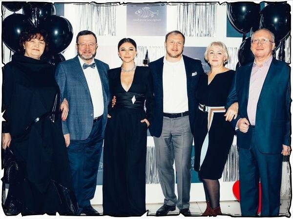 Папа - мужчина крайний слева от Елены