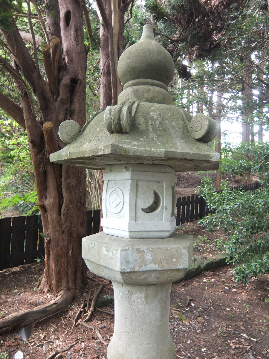 Герб Мацумаэ на каменном фонаре на территории фамильного кладбища князей Мацумаэ