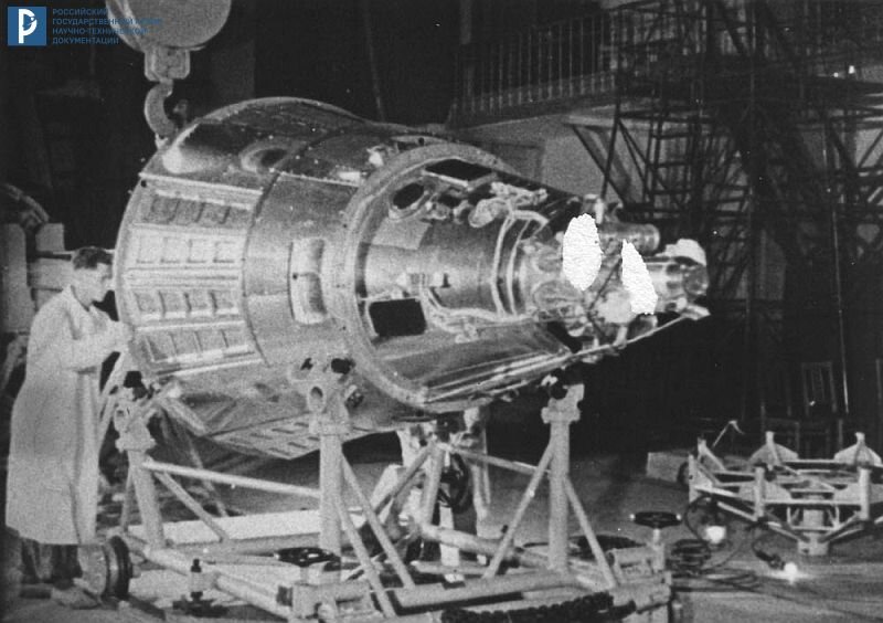 Сборка третьего искусственного спутника Земли. Кадр кинохроники. РГАНТД. Арх. №244 (кино). 