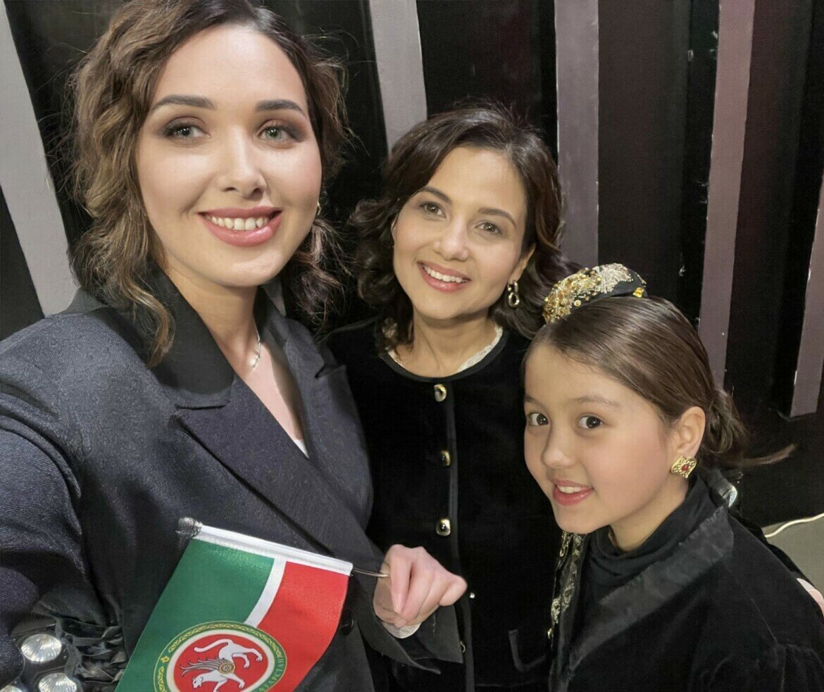 ​Ралина с педагогом Альбиной Казыхановой и мамой Рузалией. Фото: из личного архива Ралины Ибраевой