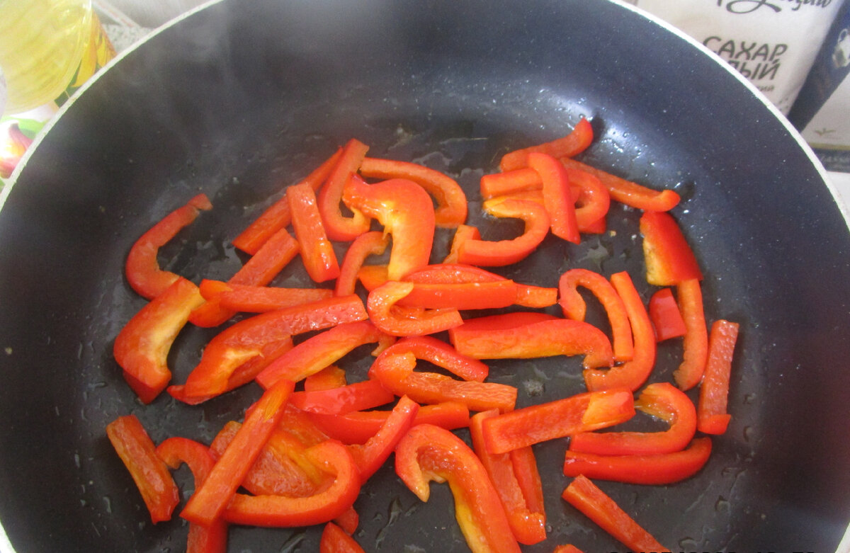 Перец болгарский жареный с чесноком на сковороде. Жареный перец на сковороде. Косточки перца. Пассерованный репчатый лук. Чеснок жареный на сковороде.