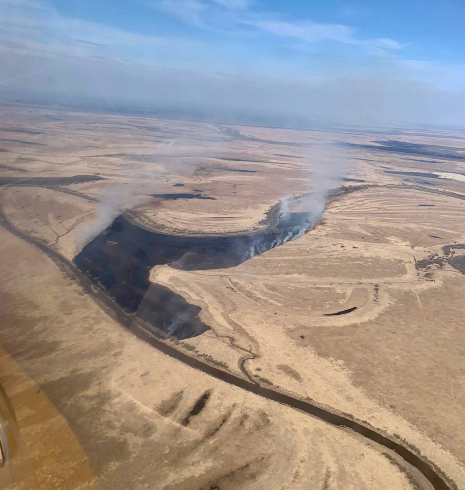    В Ханты-Мансийском районе лесопожарные службы тушат ландшафтный пожар