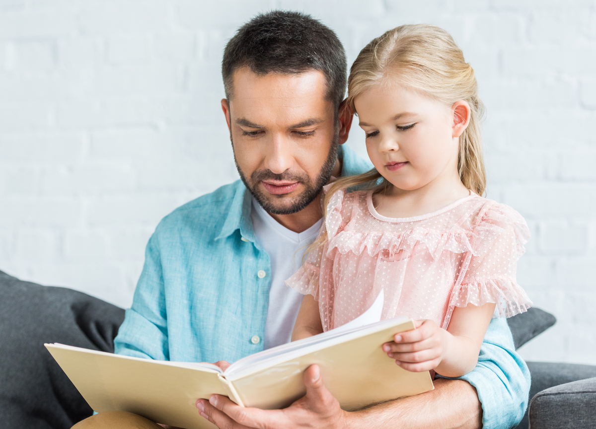 Child daddy. Папа читает книжку дочке. Папа с дочкой читают книгу. Папа дарит книгу. Отец читает дочке книгу.