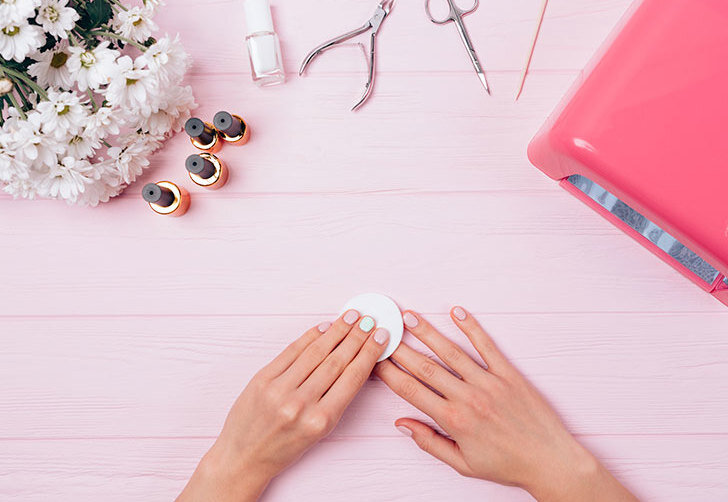     Как снять гель-лак самостоятельно, не испортив ногти?