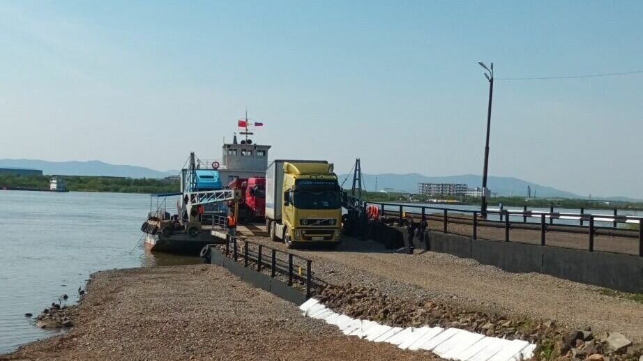     В пункте пропуска «Покровка» возобновилось летнее паромное сообщение. В сторону Жаохэ и обратно курсирует паром с экспортными и импортными грузами. Из России в Китай прибыла фура с мороженым, а из Поднебесной фурами были отправлены игрушки и товары повседневного пользования.