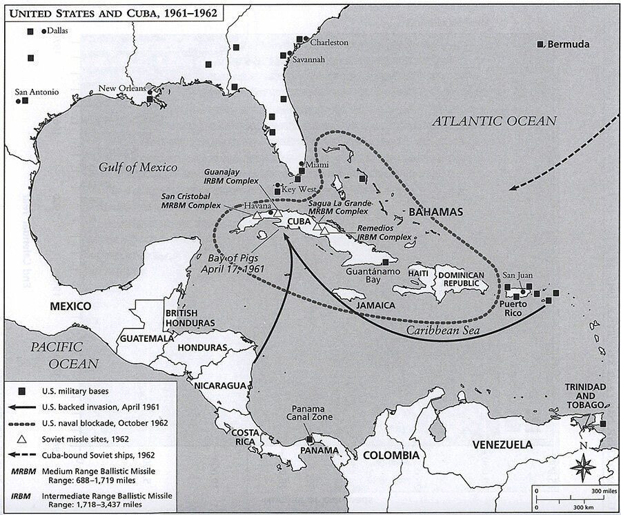 Карта плана вторжения на Кубу.Чёрные стрелки-направление ударов США,пунктирные линии- регионы под влиянием/контролем США,чёрные квадраты-военные базы США,пунктирные стрелки-направление Советских кораблей,белые треугольники - Советские ракетные базы.