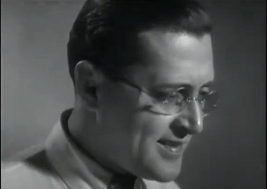 Фёдоров (Борис Петкер), кадр из фильма "Девушка спешит на свидание" (1936)