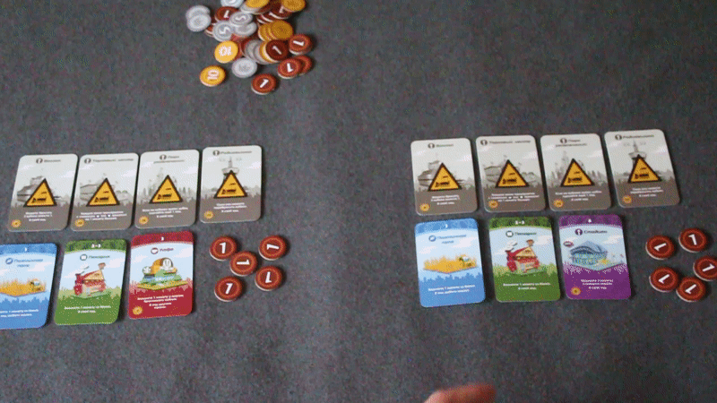 "Правый игрок выкидывает 6. В его ход срабатывает свойство карты "Стадион" и он забирает у левого игрока 2 монеты."