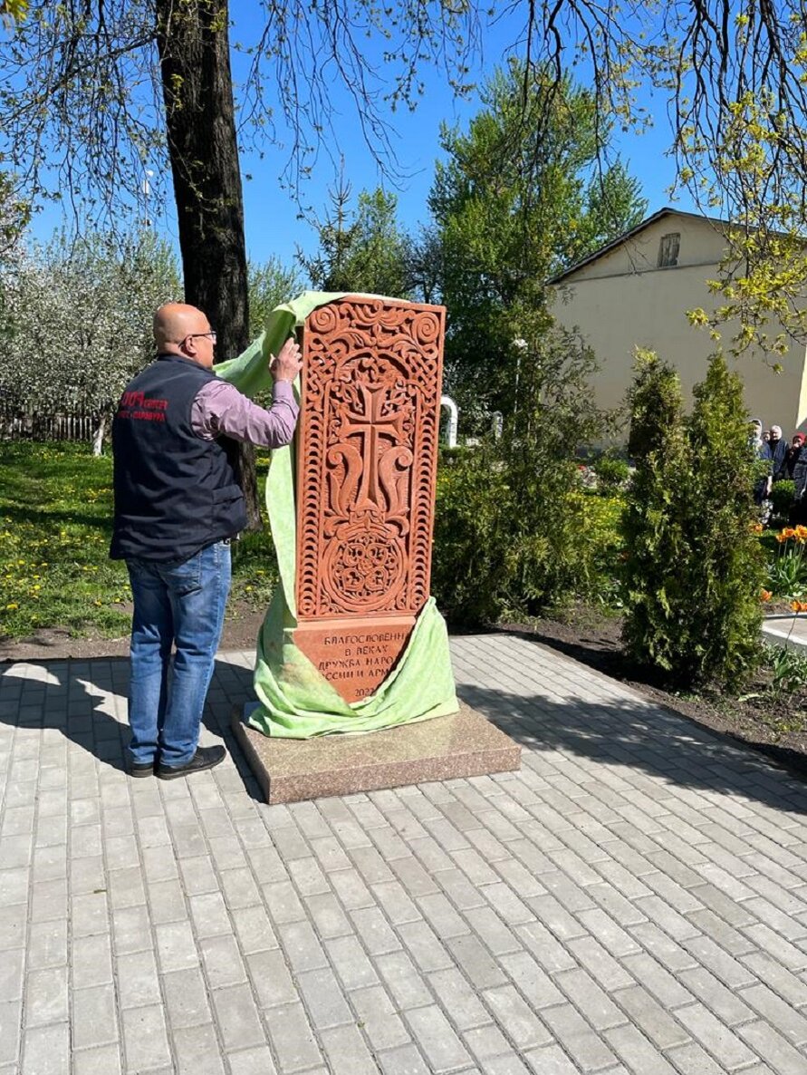На территории Успенского храма г.Узловой состоялось освящение креста, символизирующего дружбу русского и армянского народов. Фоторяд