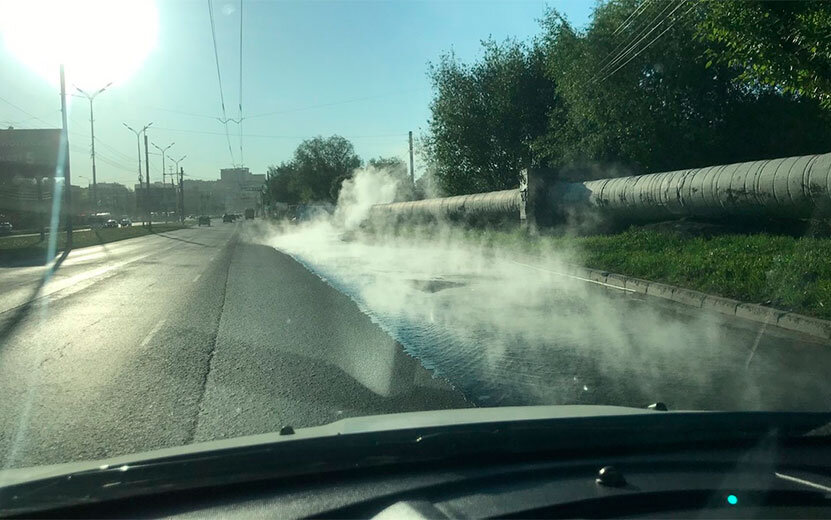    Кипяток бежит по ул. 10 лет Октября в Ижевске