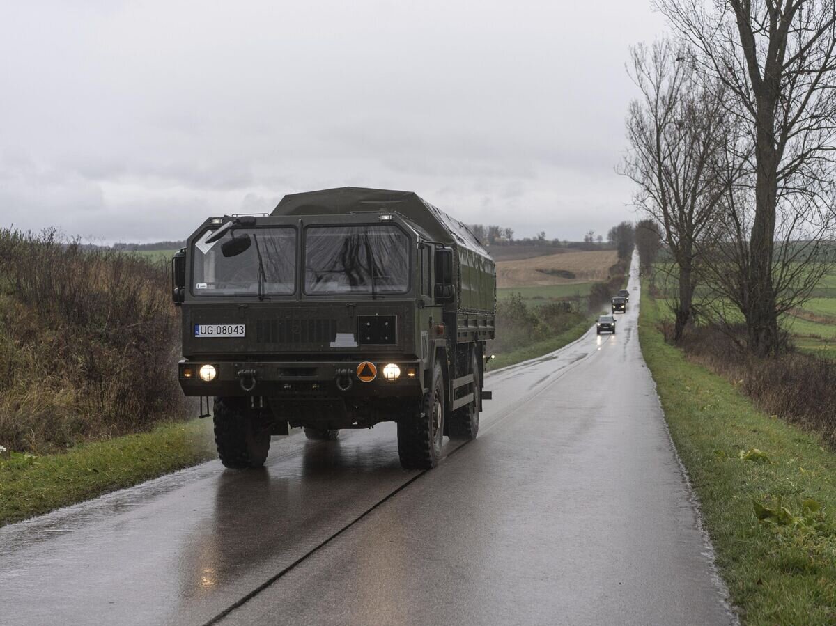    Военный автомобиль на дороге в районе населенного пункта Пшеводув© AP Photo / Evgeniy Maloletka