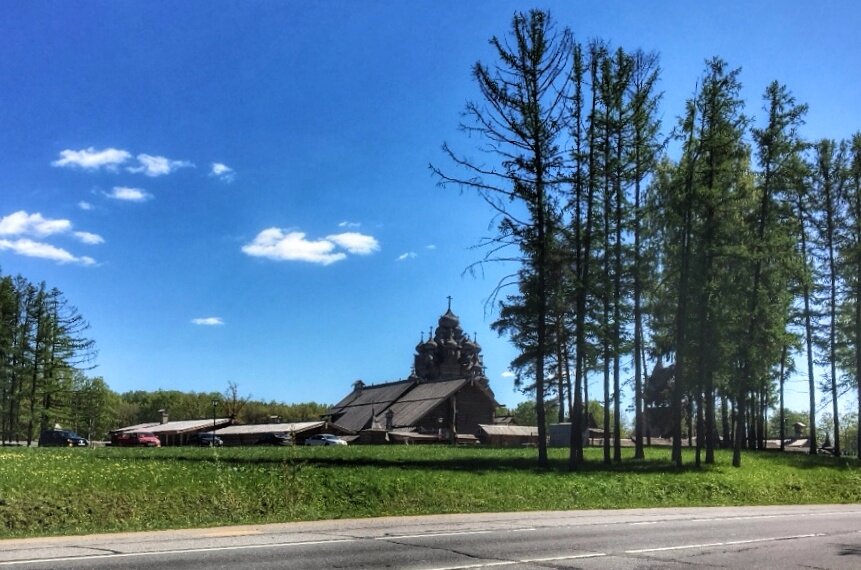 Вид на усадьбу с автобусной остановки.