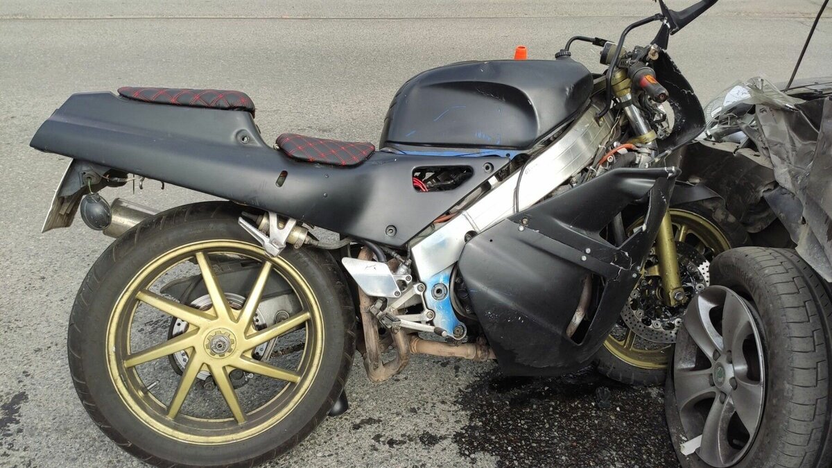     У железнодорожного вокзала в Ижевске накануне днем произошло ДТП, которое едва не стало смертельным для мотоциклиста. Около 15 часов 10 минут, напротив дома № 27 «б» по улице Гагарина 45-летняя водитель автомобиля «Skoda Yeti» столкнулась с мотоциклом «Honda» под управлением 26-летнего мужчины.