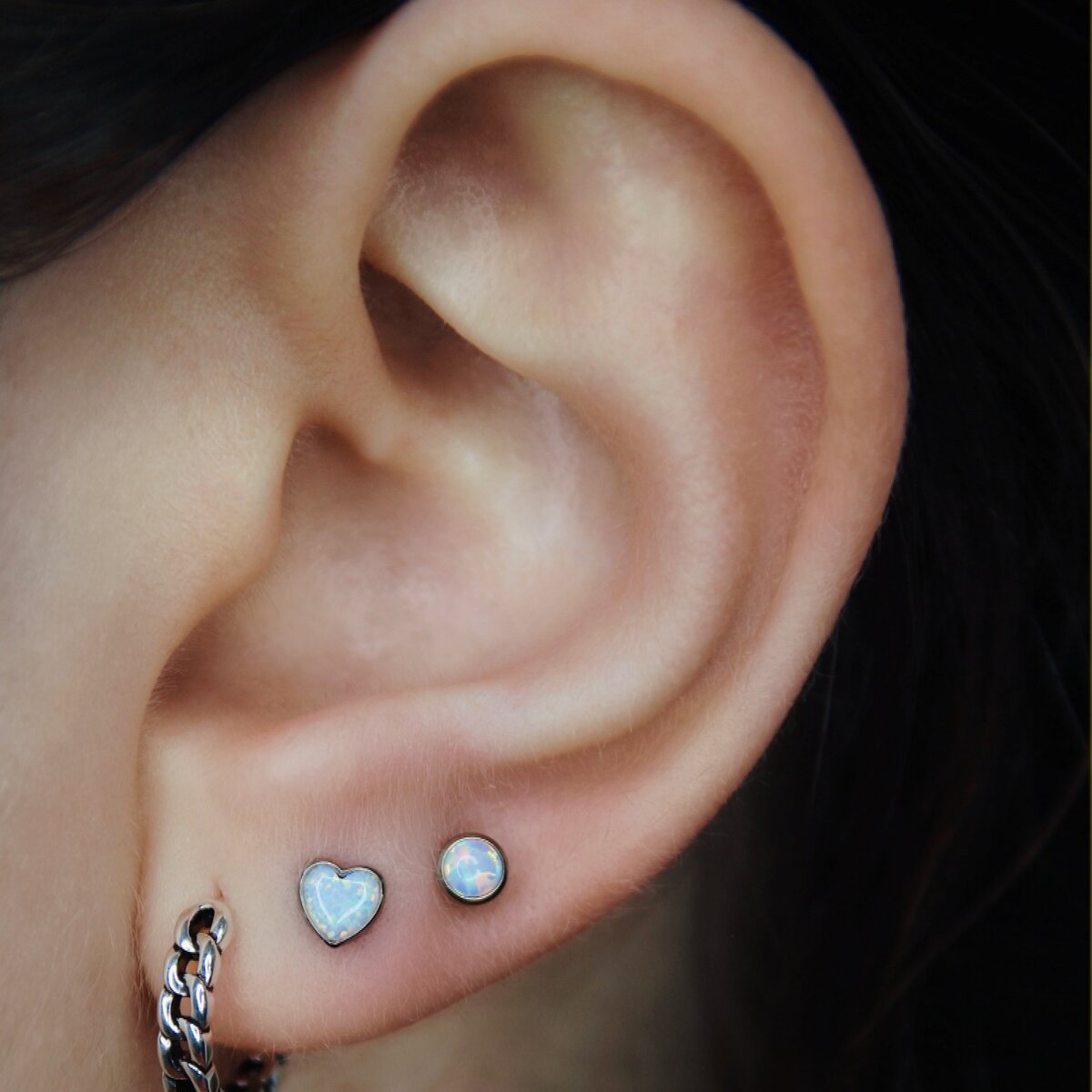 Проколы Upper Lobe выполнены Марией Рычковой, пирсинг-мастером студии «KOKOSSTUDIO»