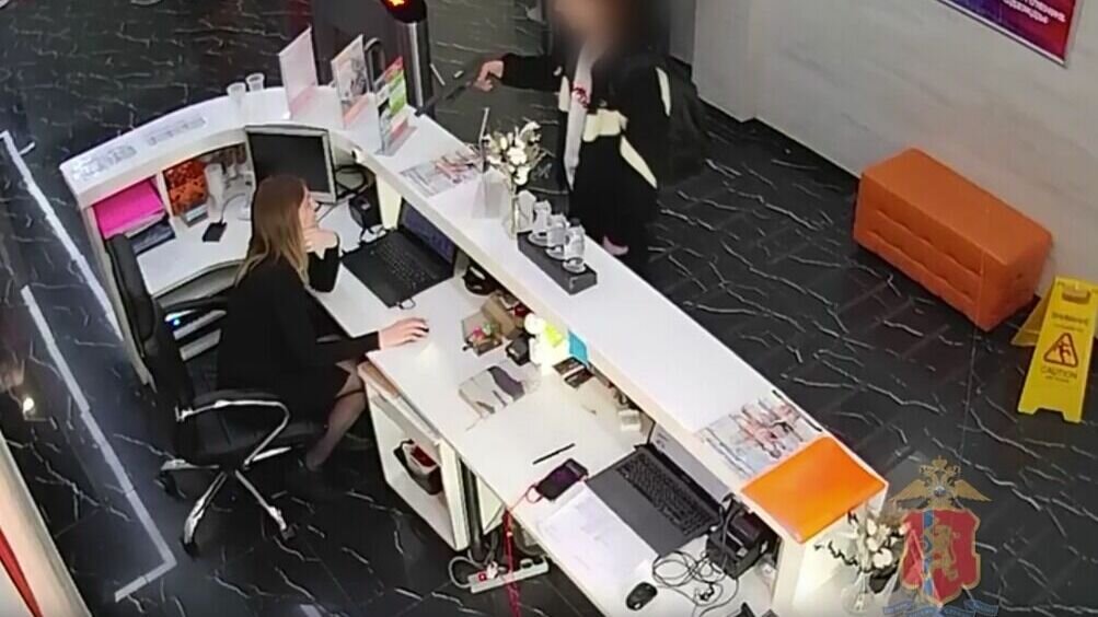     Человека, который стрелял в спортклубе на Ярыгинской набережной задержали. Им оказался 18-летний парень с игрушечным пистолетом.