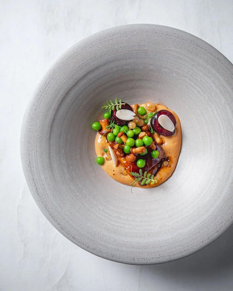 Угольная рыба, лисички, черешня и соус из жареных раков