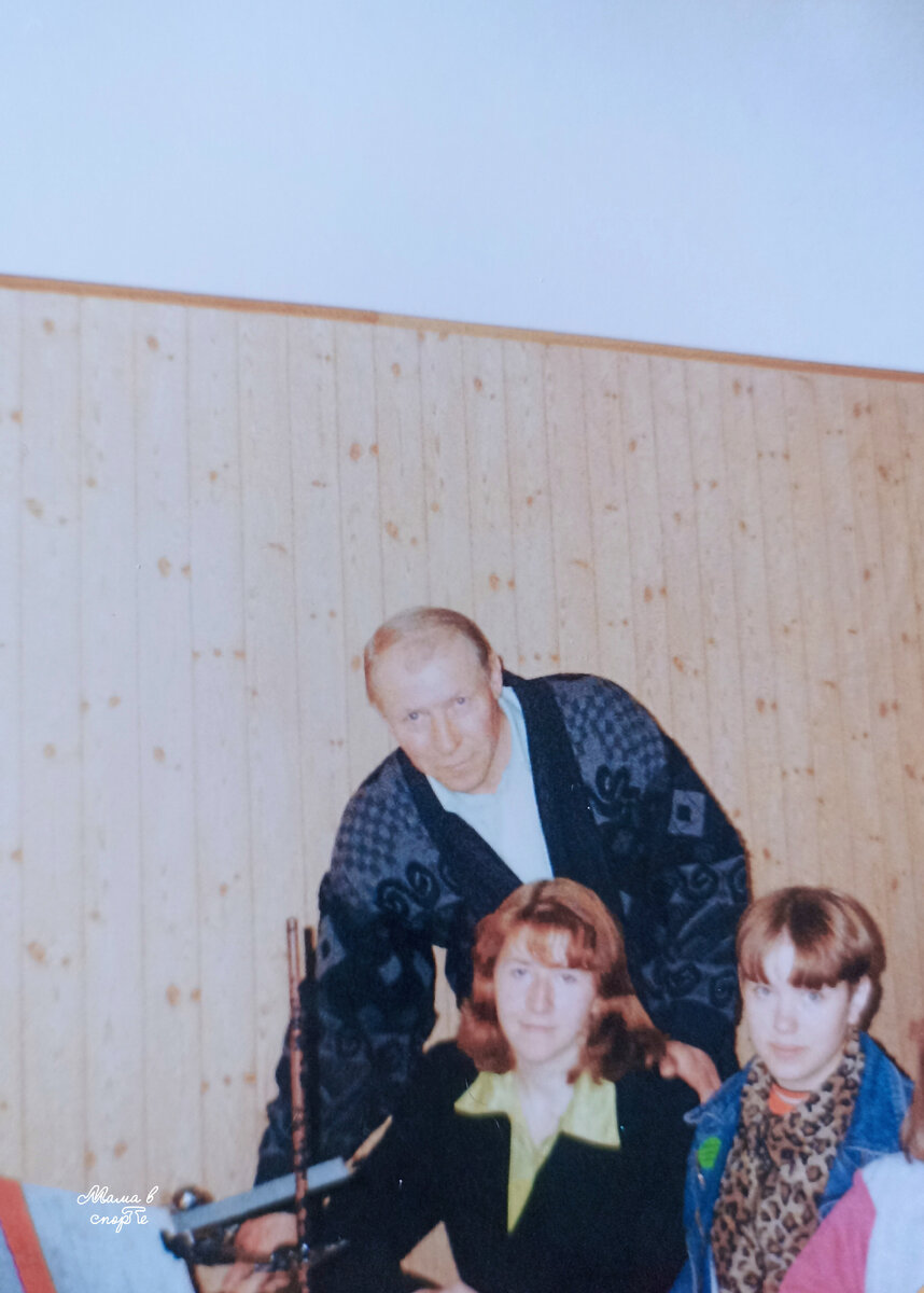 На школьном уроке физики. 1999 год. Учитель – Александр Николаевич Шуляков. 9 класс. Я справа, в центре моя одноклассница Оля. 