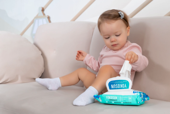 В составе антибактериальных влажных салфеток от YokoSun нет спирта, поэтому они не навредят малышам