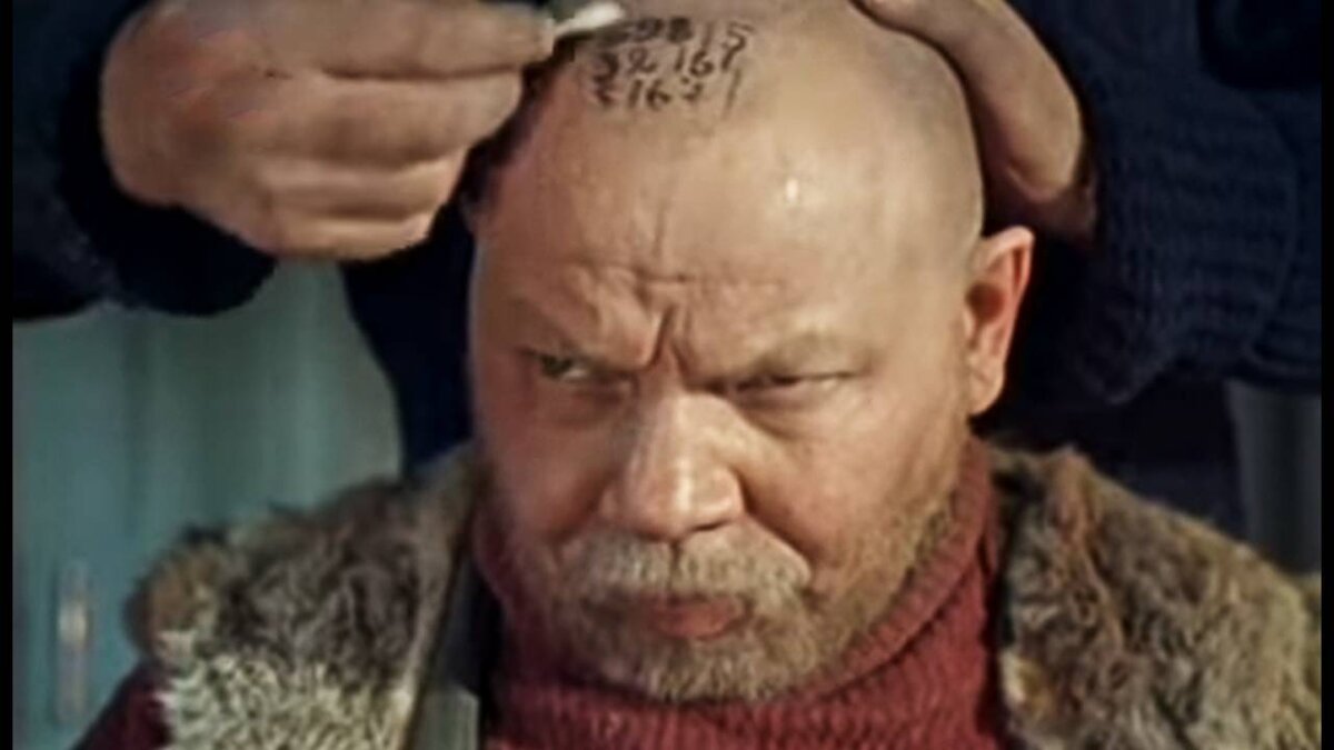 Кадр из фильма "Следы на снегу". Шифровка на голове связного.