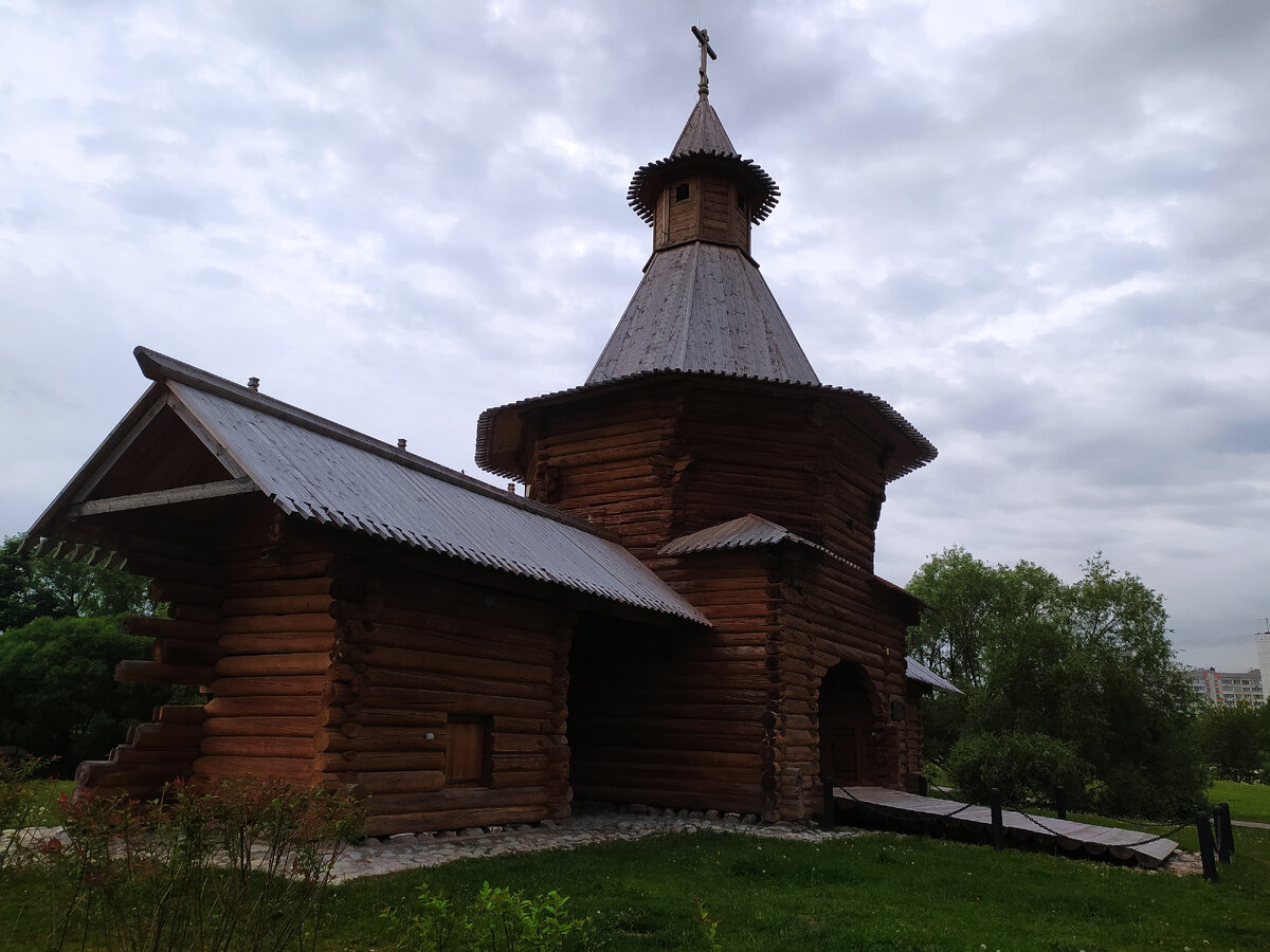 Проездная башня Николо - Карельского монастыря (фото автора) листайте далее