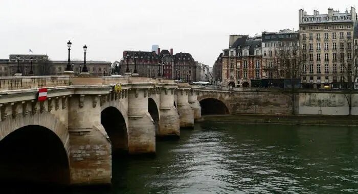 Мост Понт-Неф находится в центре города и соединяет левый и правый берег р. Гаронны. Его строительство началось в 1544 и продолжалось около 9 десятилетий. Чтобы его построить Франциск I ввел особый налог. Открывался мост уже во время правления Людовика XIV.