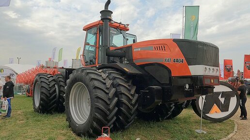 Не удержался, залез в кабину огромного трактора из Китая — КАТ4404 💪🚜🔥