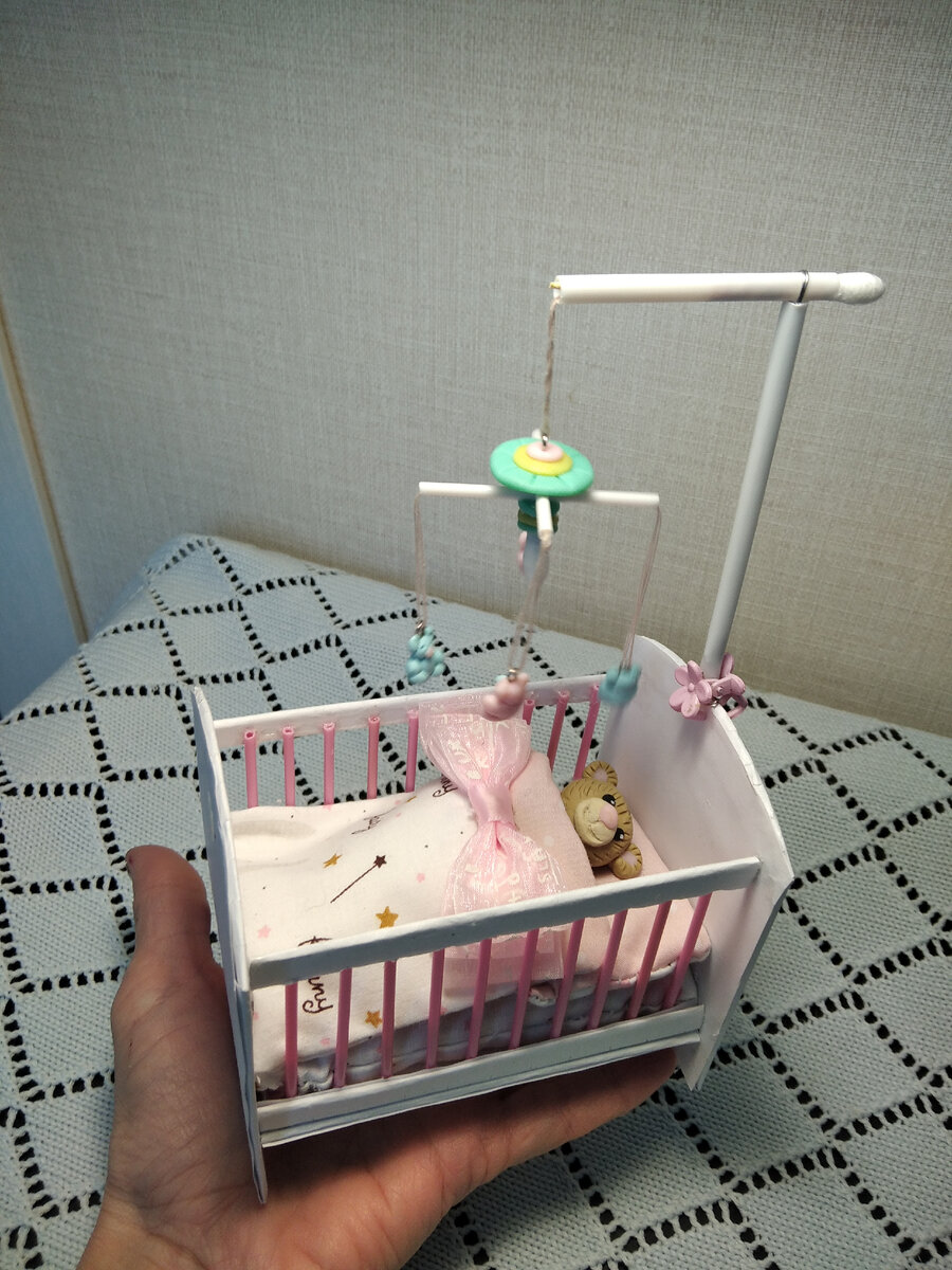 Кроватка с мобилем и постелькой для Мишки-малышки. 