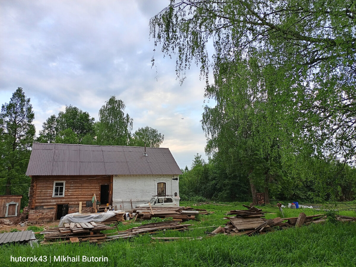 Самолёт в небе. Пожарные патрулируют район. 