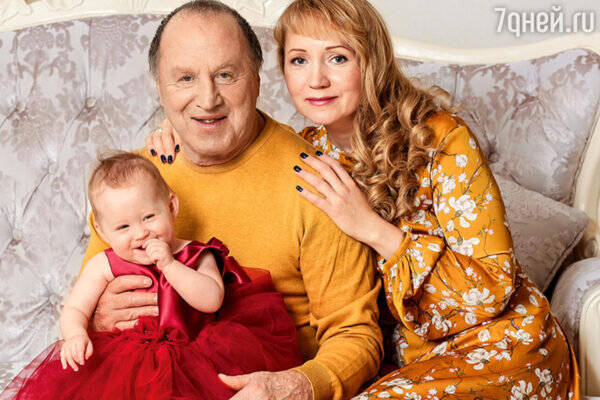    Владимир Стеклов с семьёй. Фото: