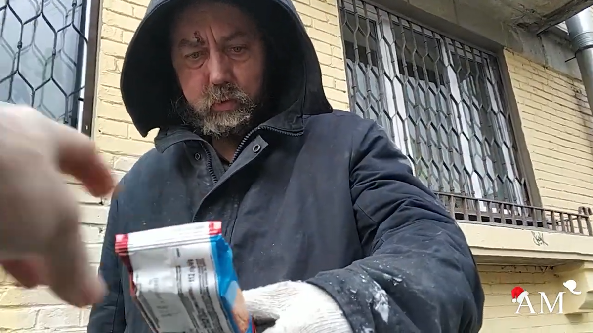 Передаю, помимо еды, печенье.