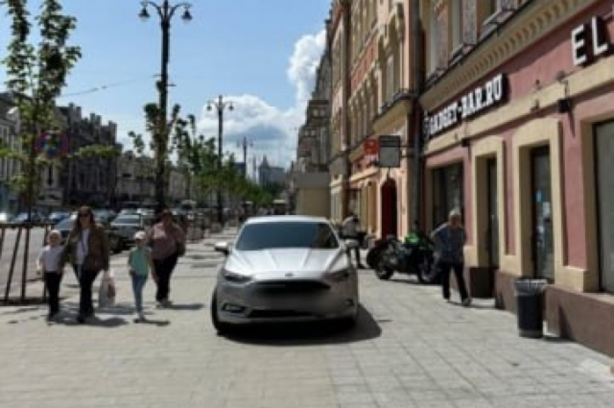    Воронежцы пожаловались в ГИБДД на наглеца, припарковавшегося на тротуаре