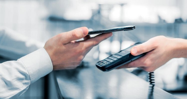    При оплате смартфоном можно столкнуться с разными проблемами. Но главное — его просто правильно приложить к терминалу