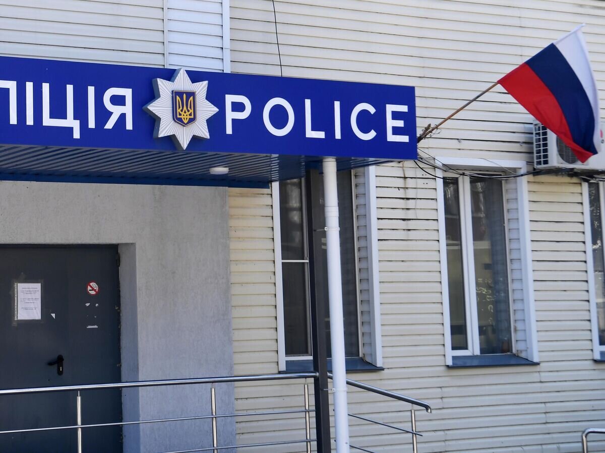    Российский флаг у входа в отделение полиции в Мелитополе© РИА Новости