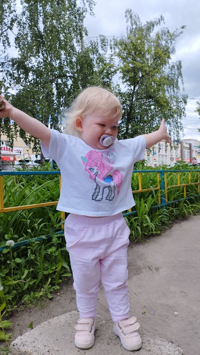 Довольная, на высоте.