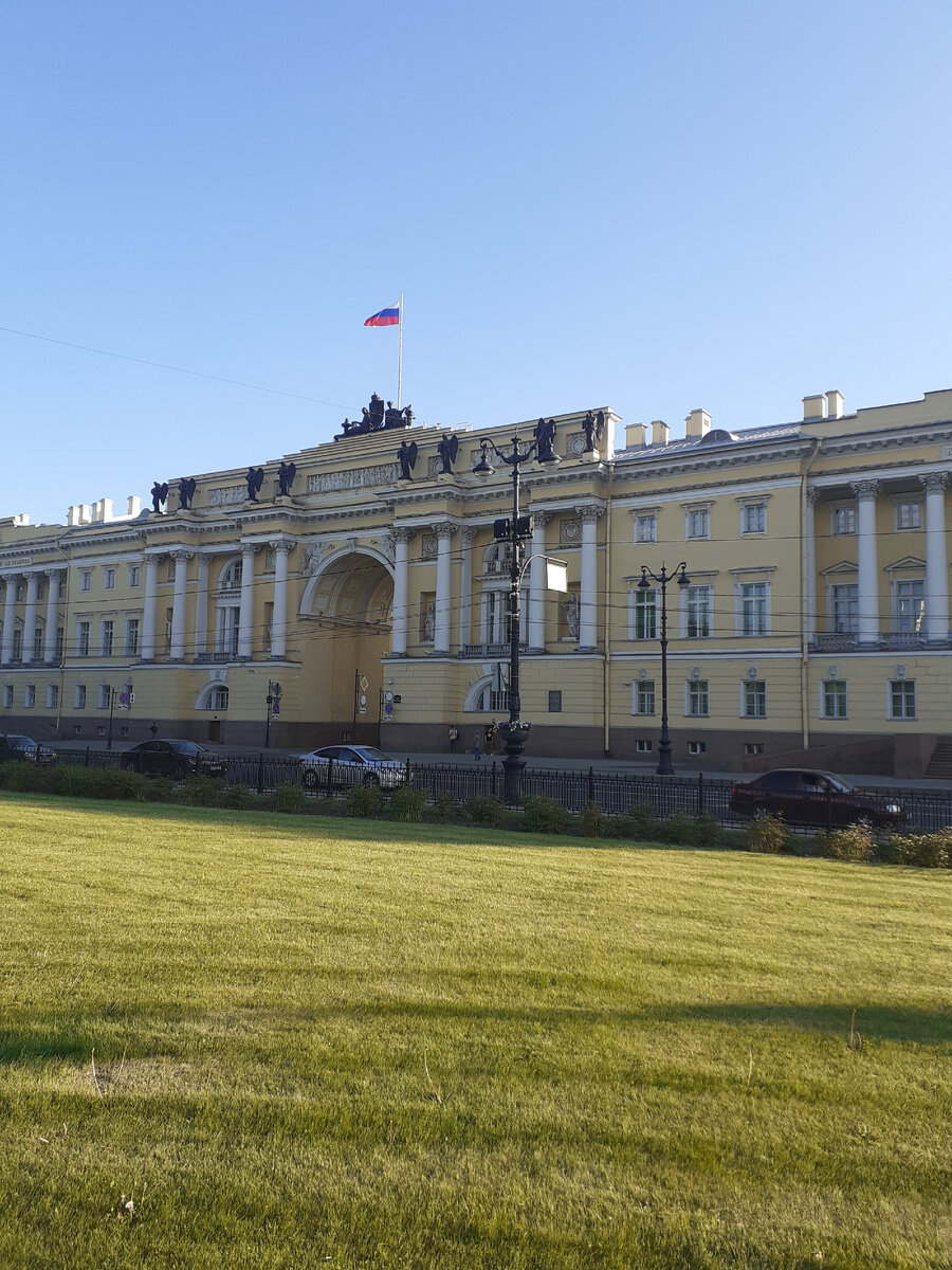 В левой части здания находится президентская библиотека имени Ельцина. Открыта в мае 2009 года.