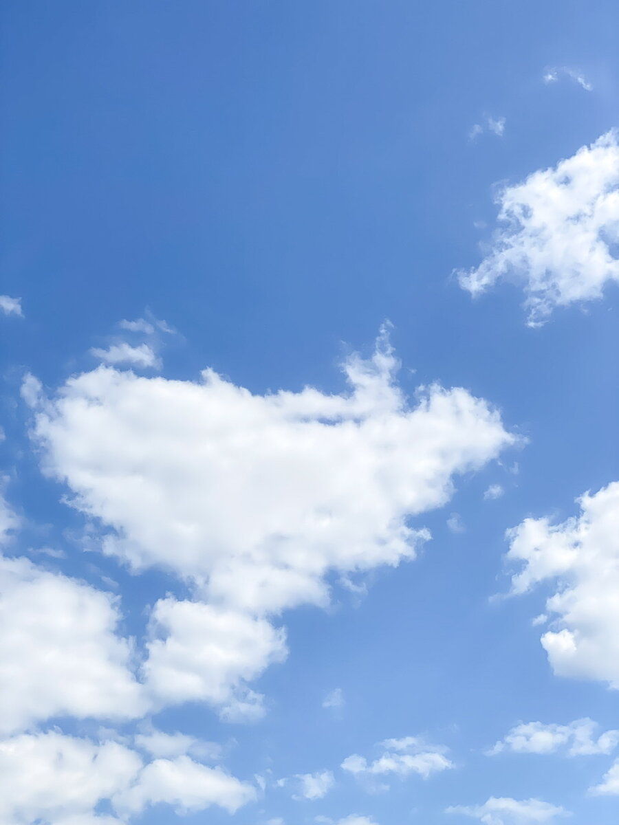 Большое облако немного похоже на сердце ❤️