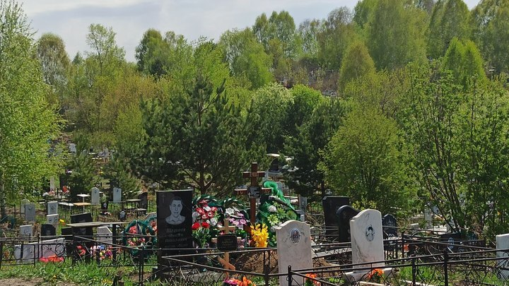 Жители Новокузнецка в день Святой Троицы смогут добраться до кладбищ на дополнительных автобусах. Фото: Царьград 