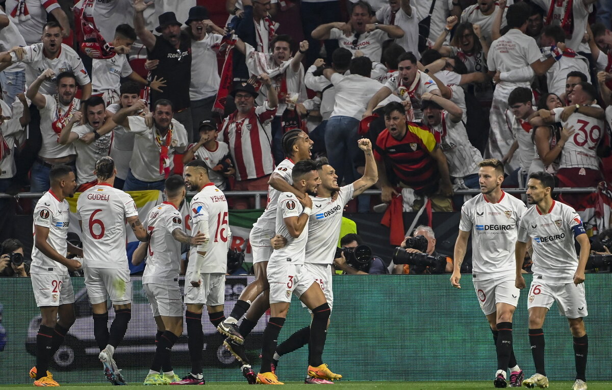    Футболисты "Севильи"  EPA-EFE/Tamas Kovacs