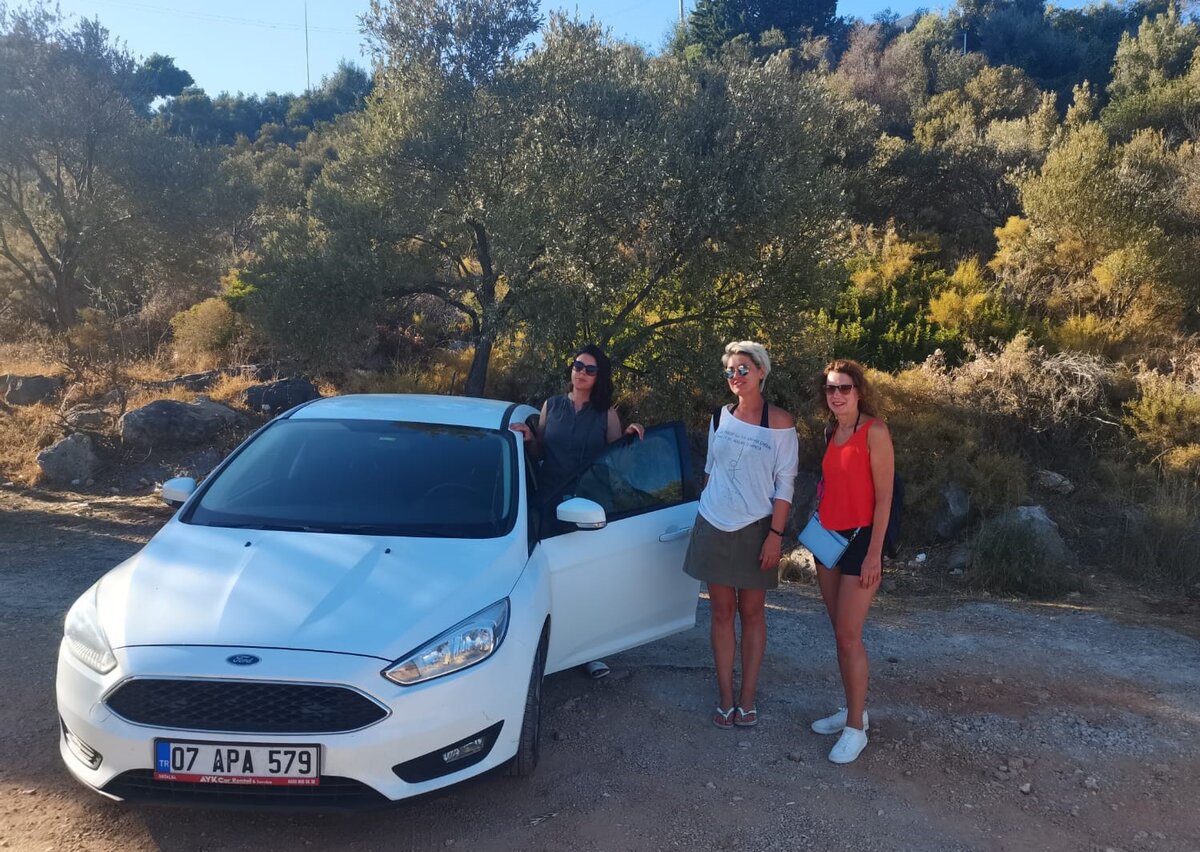 наша машинка в Каше на стоянке пляжа