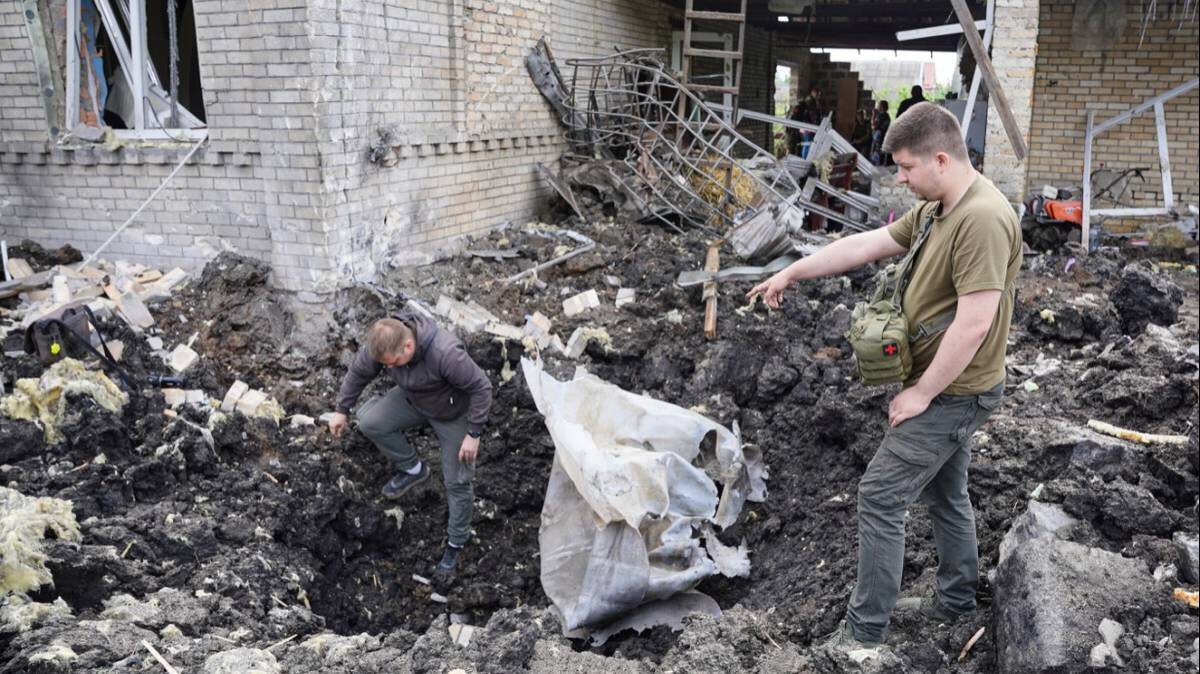    Воронка, образовавшаяся в результате обстрела со стороны ВСУ из РСЗО в Волновахе / Фото: Николай Тришин / ТАСС