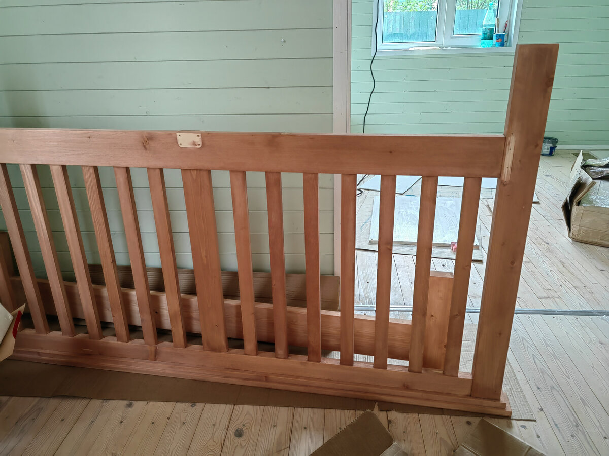 Морилка "Дуб". Вторая спинка (сзади) выглядит хуже, потому что один слой нанесен